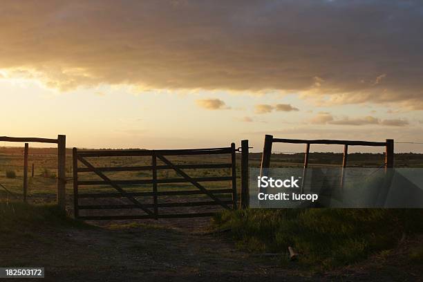 Rancho Vedação Ao Pôr Do Sol - Fotografias de stock e mais imagens de Uruguai - Uruguai, Céu dramático, Ninguém