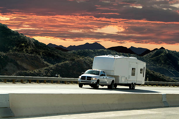 viaje por carretera al atardecer - caravana tráiler de vehículos fotografías e imágenes de stock