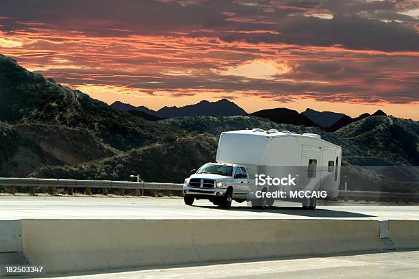 Viagem Em Estrada Ao Pôr Do Sol - Fotografias de stock e mais imagens de Atrelado de Carro - Atrelado de Carro, Caravana, Pick-up