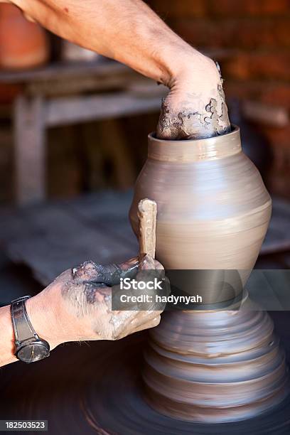 Ceramica Di Effettuare - Fotografie stock e altre immagini di Abilità - Abilità, Adulto, Argilla