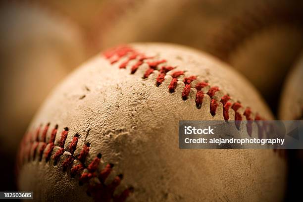 Palla Da Baseball - Fotografie stock e altre immagini di Allenamento estivo di baseball - Allenamento estivo di baseball, Antico - Vecchio stile, Attività ricreativa