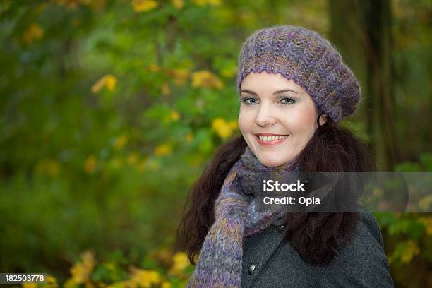 Mujer Sonriente En El Parque Foto de stock y más banco de imágenes de 20 a 29 años - 20 a 29 años, 30-39 años, Adulto