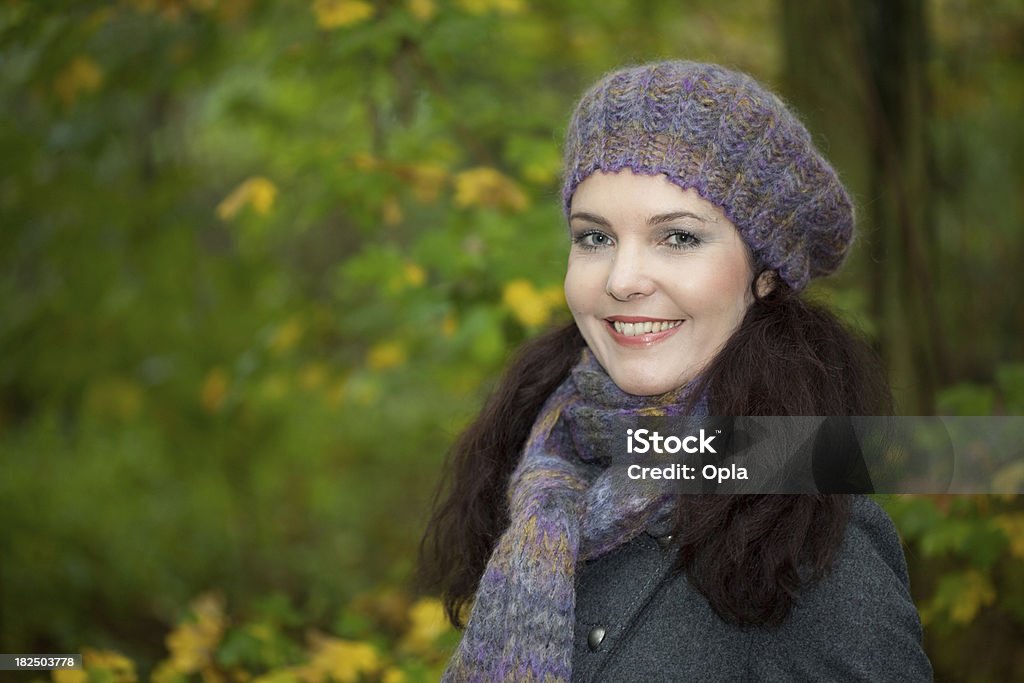 Mulher sorridente em um parque - Foto de stock de 20 Anos royalty-free