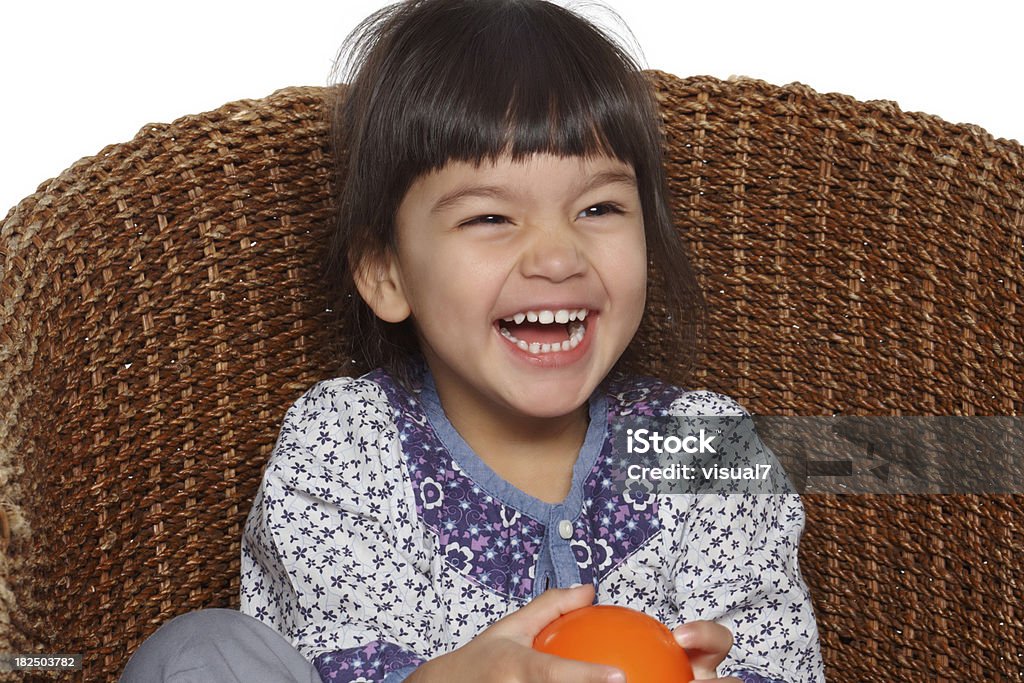 아름다운 작은 아기 여자아이 웃는 만들진 위커 의자 - 로열티 프리 12-17 개월 스톡 사진