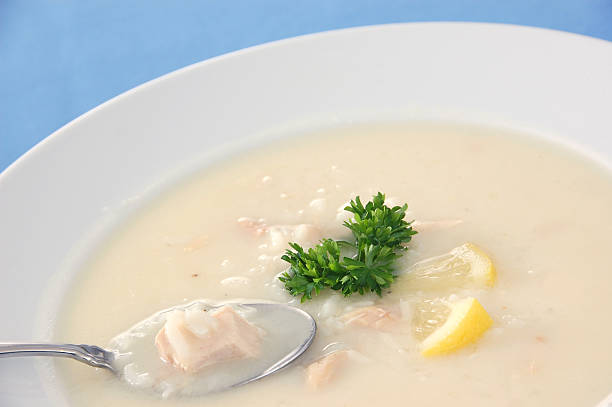 ギリシャ avgolemono スープ - lemon chicken ストックフォトと画像