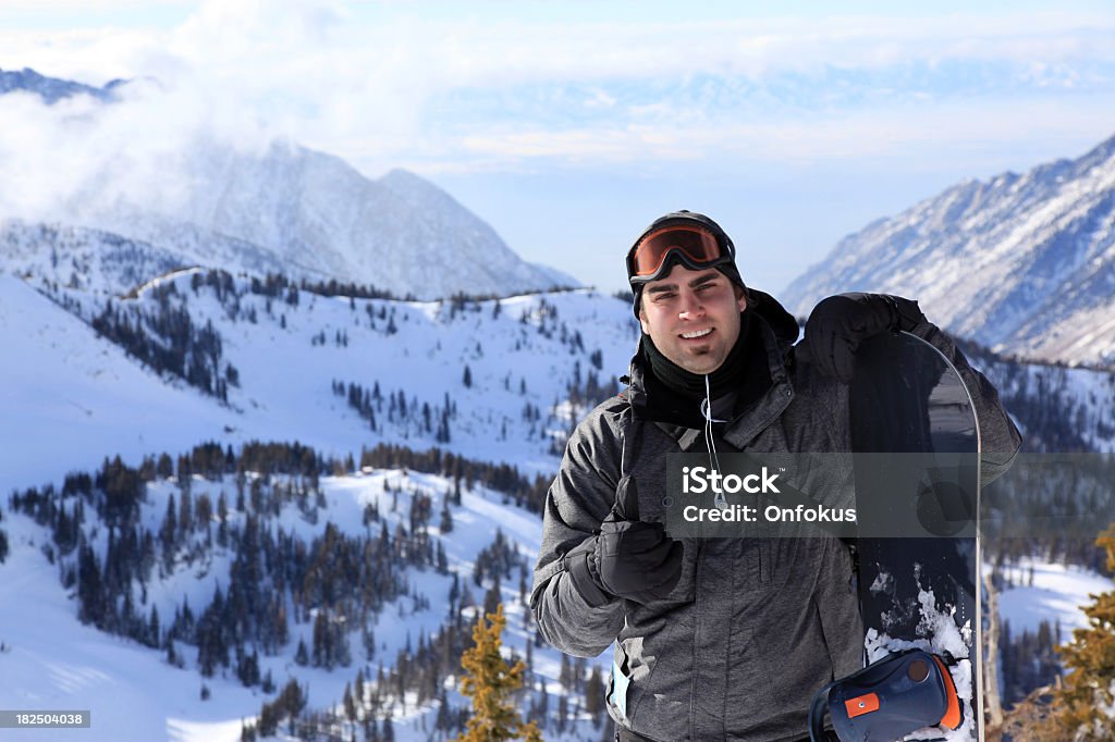 Snowboarder avec ouvertures avec Snowboard et les montagnes en arrière-plan - Photo de Ski libre de droits