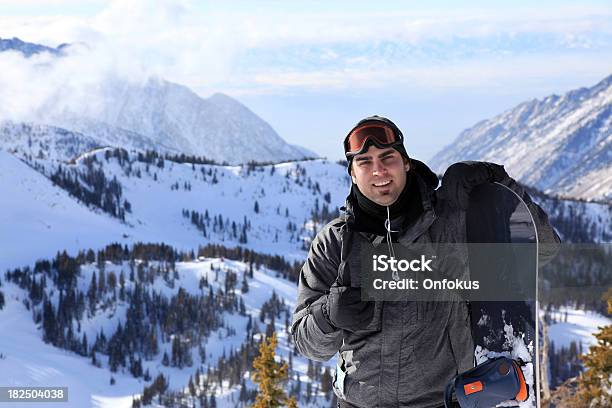 Photo libre de droit de Snowboarder Avec Ouvertures Avec Snowboard Et Les Montagnes En Arrièreplan banque d'images et plus d'images libres de droit de Ski