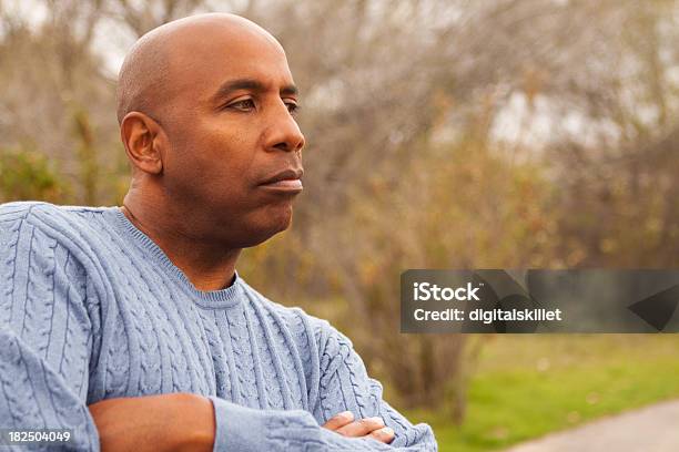 Foto de Homem Em Fundo De Pensamento e mais fotos de stock de Homens - Homens, Adulto maduro, Afro-americano