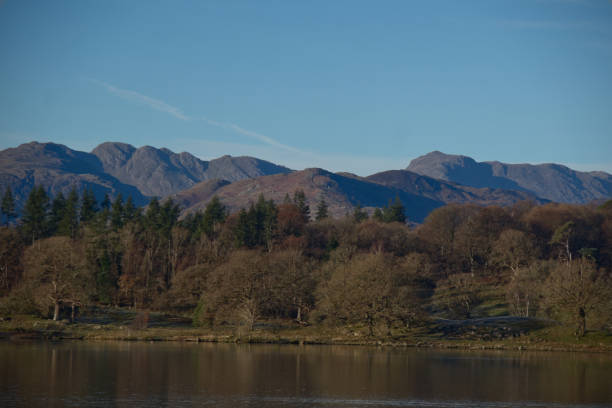 pasmo górskie z widokiem na jezioro windermere - windermere district zdjęcia i obrazy z banku zdjęć