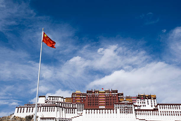 bandeira chinesa no tibete - tibet potala palace lhasa himalayas imagens e fotografias de stock