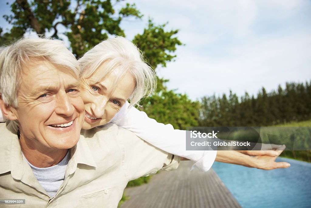 couple de profiter de leurs vacances au bord de la piscine - Photo de 55-59 ans libre de droits