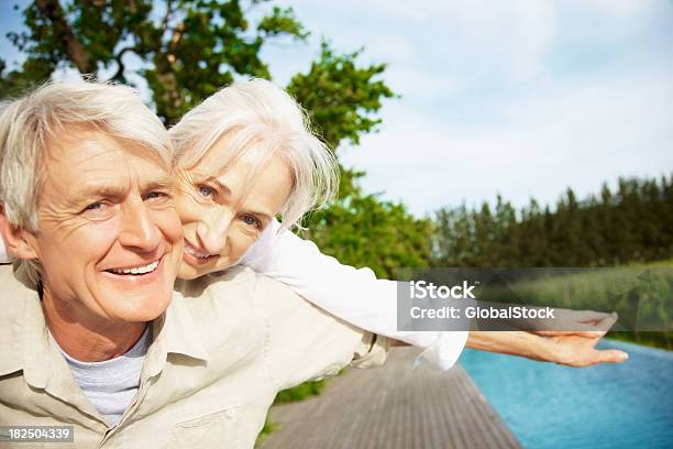 幸せなカップルバケーションをお楽しみいただけるプールサイドでの - 2人のストックフォトや画像を多数ご用意 - 2人, 55-59歳, 60-64歳