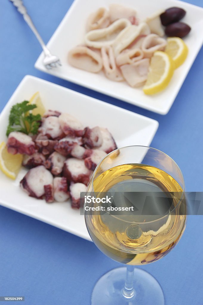Vino bianco con frutti di mare - Foto stock royalty-free di Alchol
