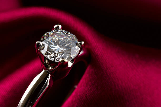 solitaire anillo de diamante - jewelry ring luxury wedding fotografías e imágenes de stock