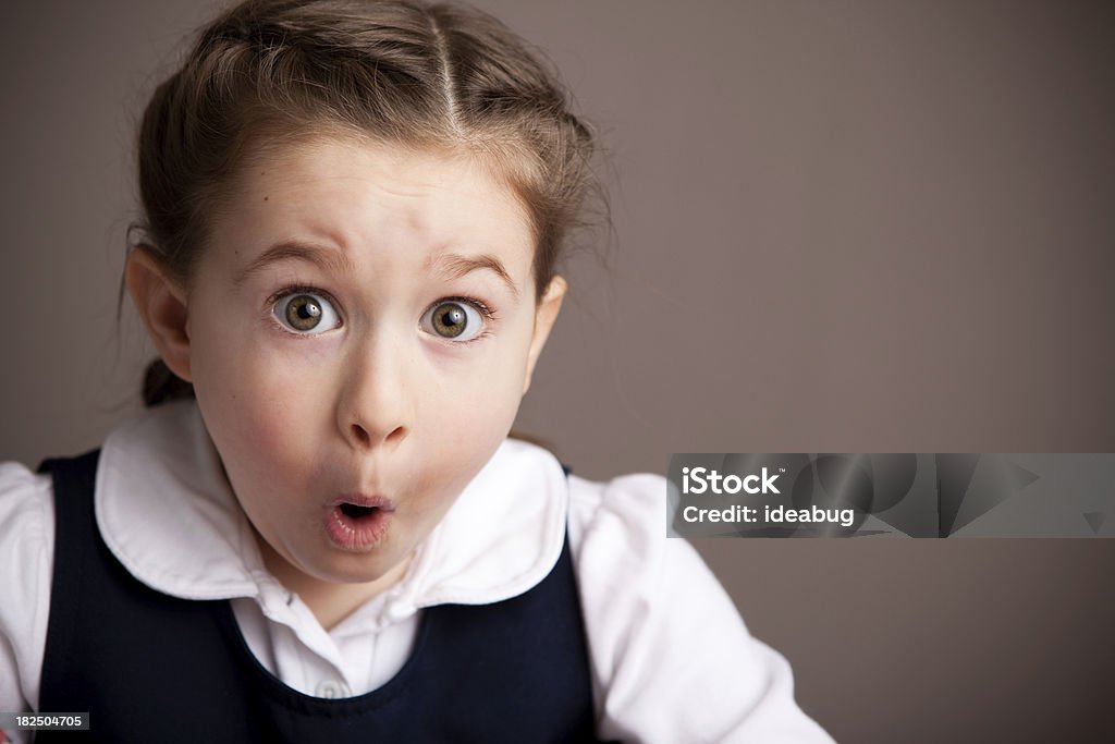 Потрясен Студент Девушка в школе единообразных - Стоковые фото Неожиданность роялти-фри