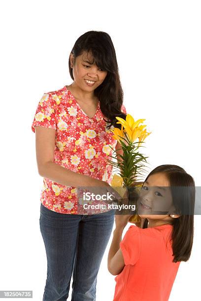 Mothers Daygeschenk Stockfoto und mehr Bilder von Alleinerzieherin - Alleinerzieherin, Asiatischer und Indischer Abstammung, Blume
