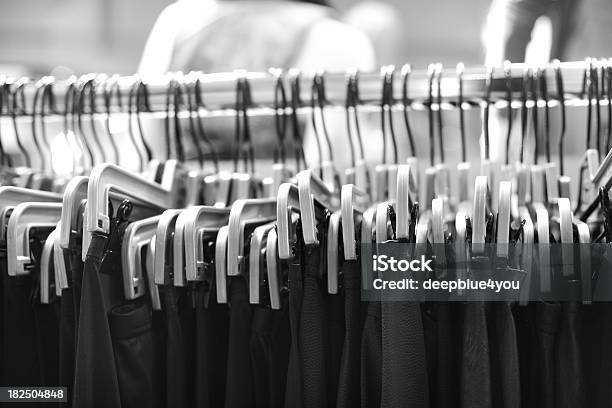 Kleiderbügel Stockfoto und mehr Bilder von Kleidung - Kleidung, Aluminium, Ausverkauf
