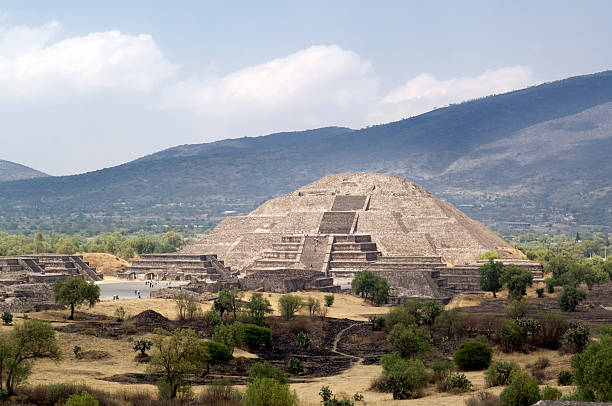pyramide de la lune en teotihuacan-mexique - old fashioned staircase antique antiquities photos et images de collection