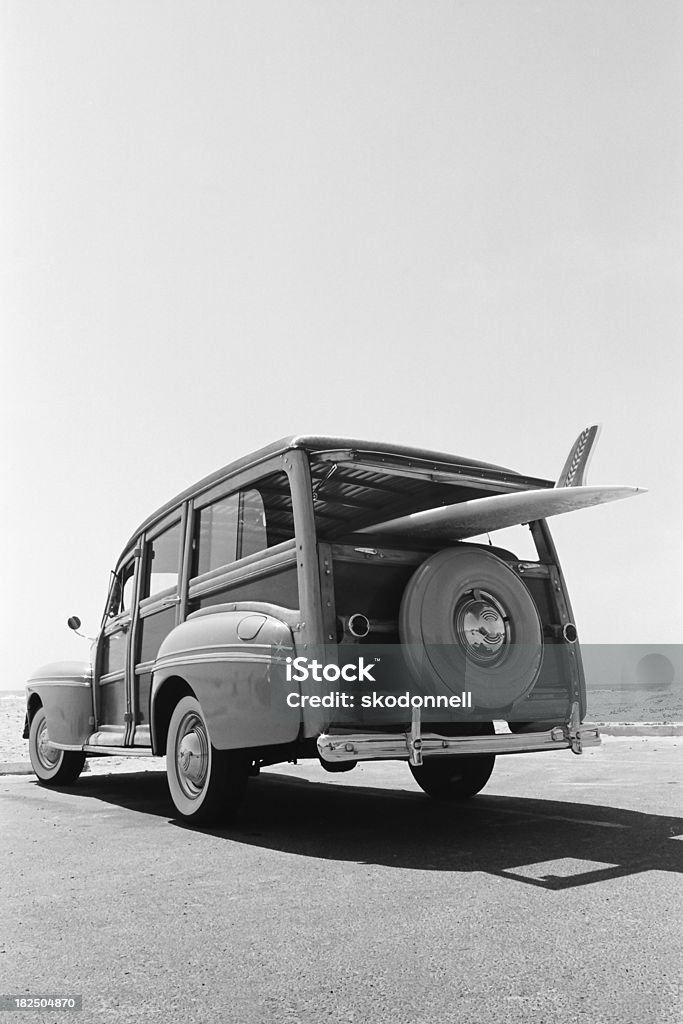 Old Woodie Kombi mit Surfbrett - Lizenzfrei Retrostil Stock-Foto