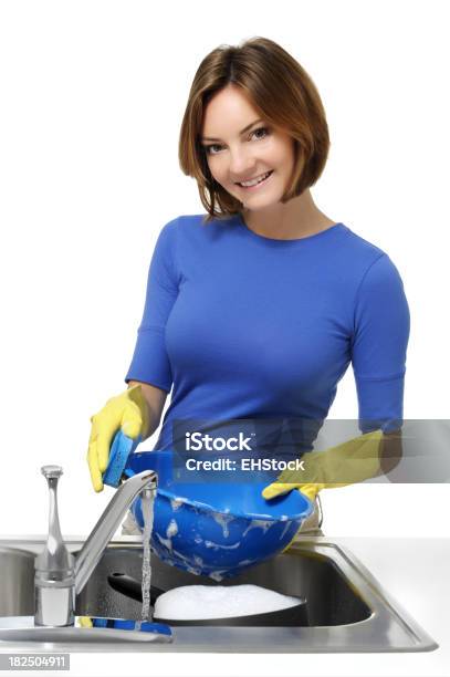 Jovem Dona De Casa Criada Lavar Louça Em Branco - Fotografias de stock e mais imagens de Adulto - Adulto, Amarelo, Azul