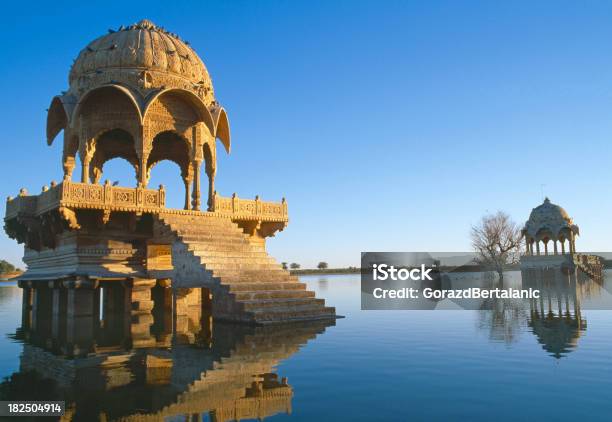 Reservatório Gadi Sagar Lago De Jaisalmer Rajasthan India - Fotografias de stock e mais imagens de Porta de Gadi Sagar