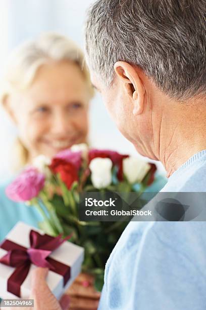 Foto de Old Casal Troca De Flores E Presentes Em Seu Aniversário e mais fotos de stock de 50 Anos