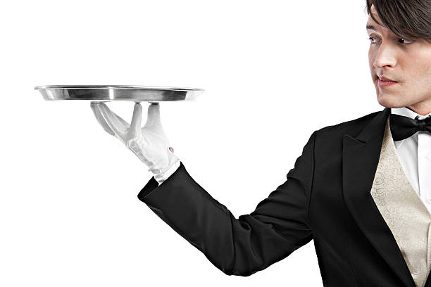 serveur tenant un plateau - silver platter concierge waiter butler photos et images de collection