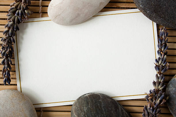 карта с сиреневой пробкой и камнями. - spa treatment health spa zen like bamboo стоковые фото и изображения