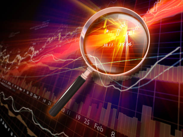 dati finanziari con la lente d'ingrandimento - ingrandimento su scala ridotta foto e immagini stock