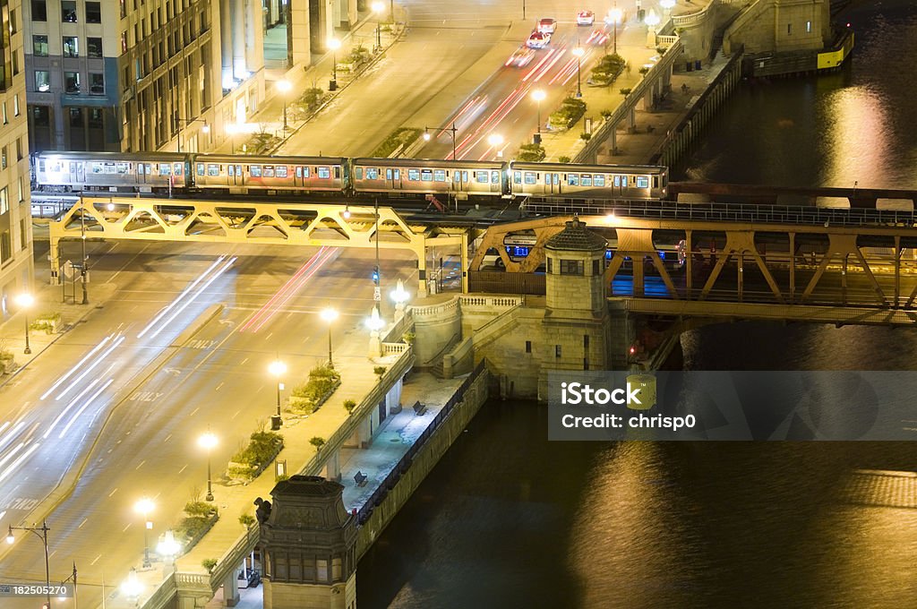 Чикаго-поезд и трафика на ночь - Стоковые фото Wacker Drive роялти-фри