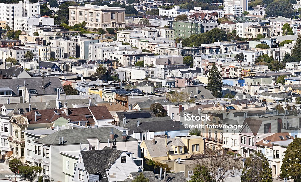 サンフランシスコの街の通り沿いの屋上には、混雑する都会のブロックカリフォルニア州 - アメリカ合衆国のロイヤリティフリーストックフォト