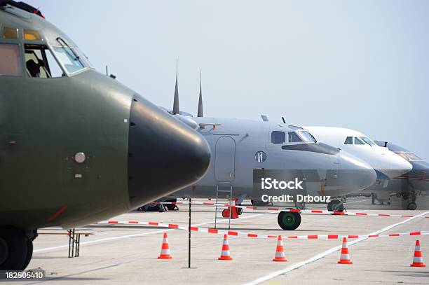 Trasporto Aerei - Fotografie stock e altre immagini di Aereo militare - Aereo militare, Aereo-cargo, Aeroplano