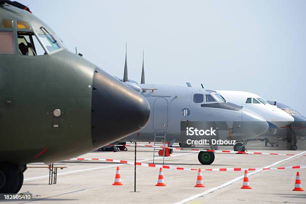 Planos De Transporte - Fotografias de stock e mais imagens de Aeródromo - Aeródromo, Avião, Avião Cargueiro