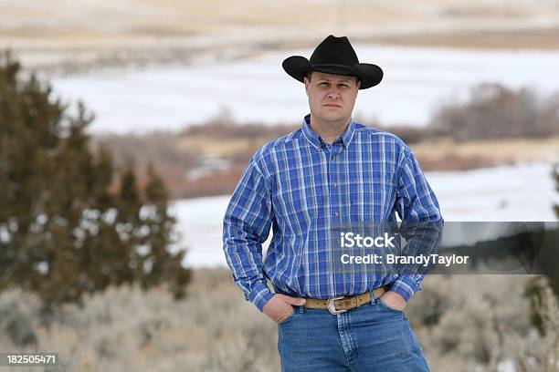 Cowboy Foto de stock y más banco de imágenes de Adulto - Adulto, Agricultor, Aire libre