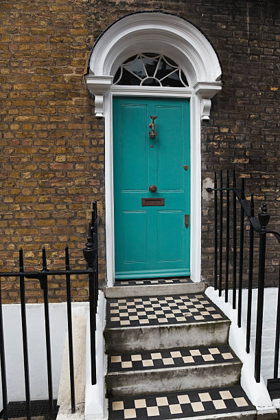 istock London- turquoise door 182505593