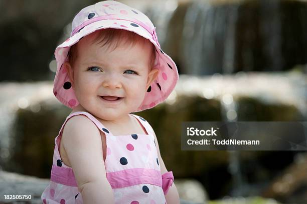 Bambina Con Cappello - Fotografie stock e altre immagini di 6-11 Mesi - 6-11 Mesi, Acqua, Allegro