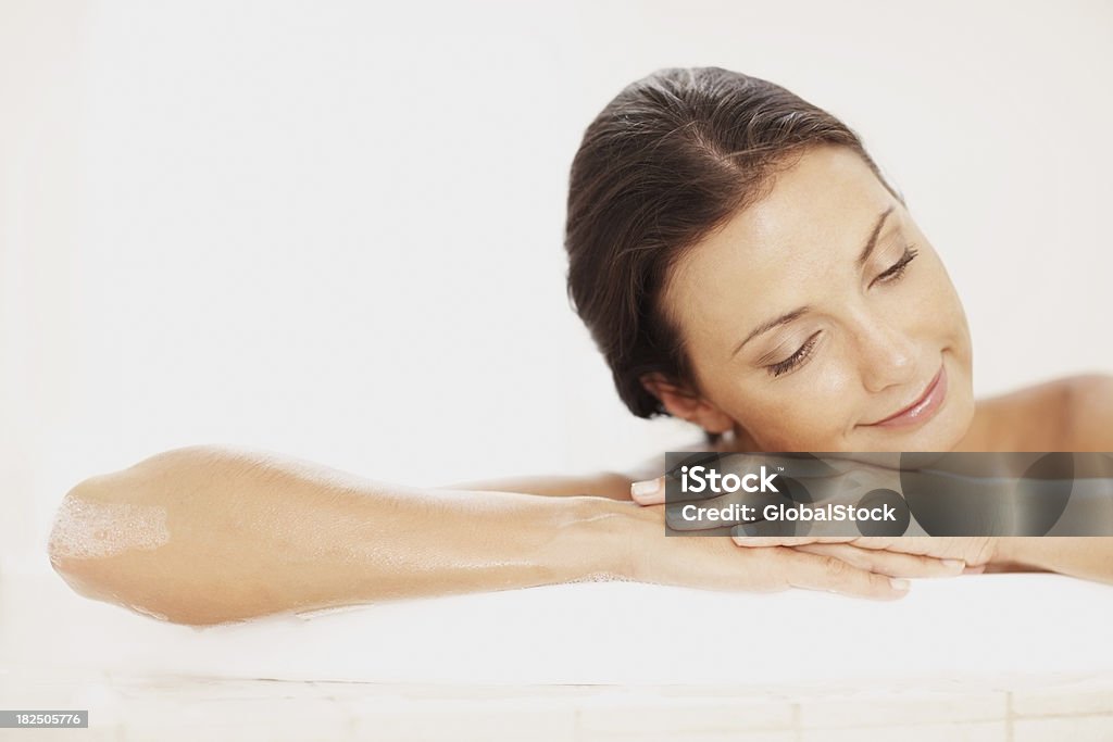 Jovem mulher relaxante na banheira - Foto de stock de 25-30 Anos royalty-free