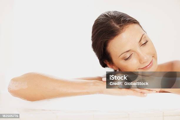 Jovem Mulher Relaxante Na Banheira - Fotografias de stock e mais imagens de 25-29 Anos - 25-29 Anos, Adulto, Alegria