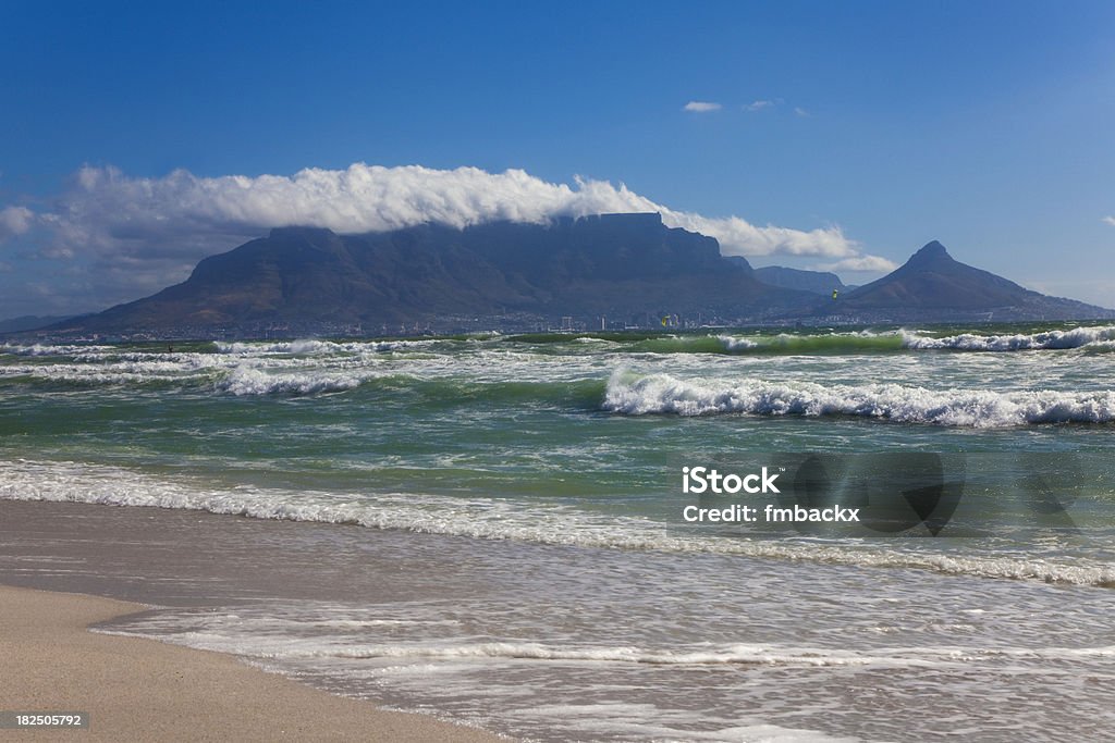 Montaña de la mesa con vista a la playa - Foto de stock de Monte Table libre de derechos