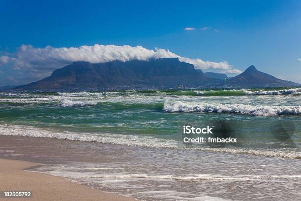Foto de Table Mountain Vista Da Praia e mais fotos de stock de Montanha da Mesa - África do Sul - Montanha da Mesa - África do Sul, Areia, Arrebentação