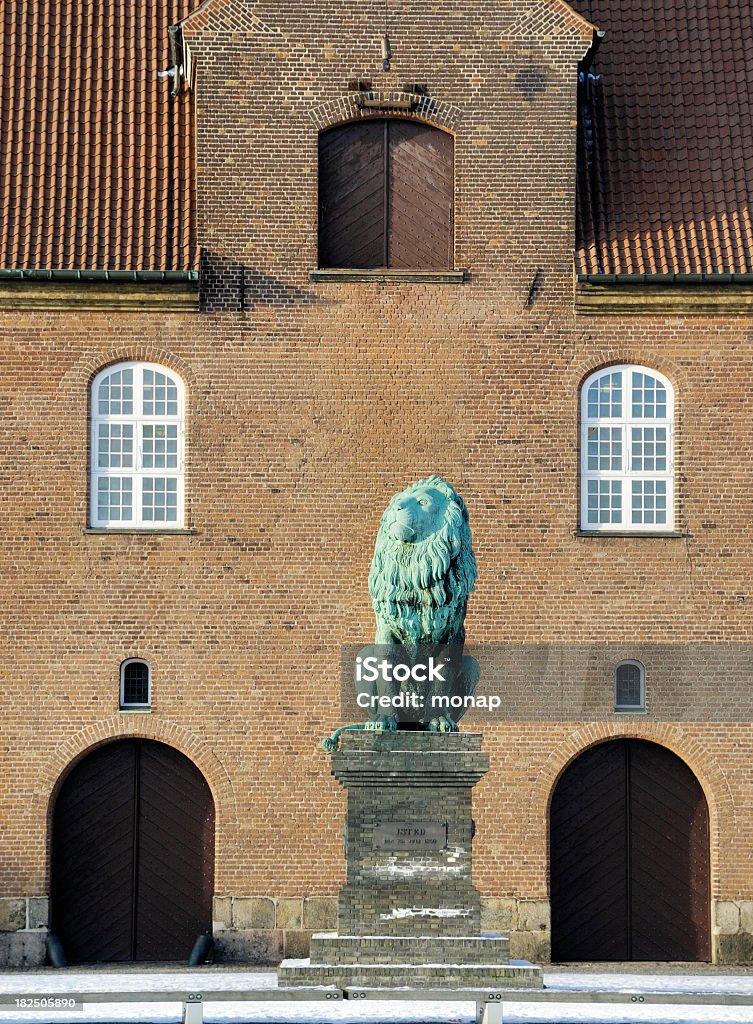 Estátua de Leão na frente de um edifício antigo - Royalty-free Animal Foto de stock