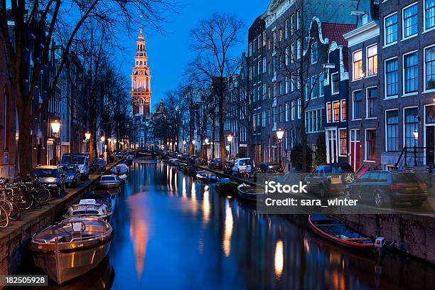Canale Di Amsterdam Olanda E Zuiderkerk Di Notte - Fotografie stock e altre immagini di Amsterdam - Amsterdam, Luce stradale, Acqua