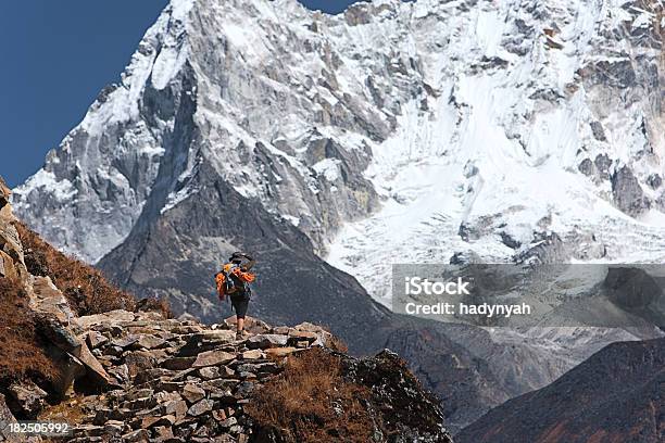 Photo libre de droit de Randonnée Dans Lhimalaya banque d'images et plus d'images libres de droit de Multicolore - Multicolore, Route à une voie, Voie piétonne