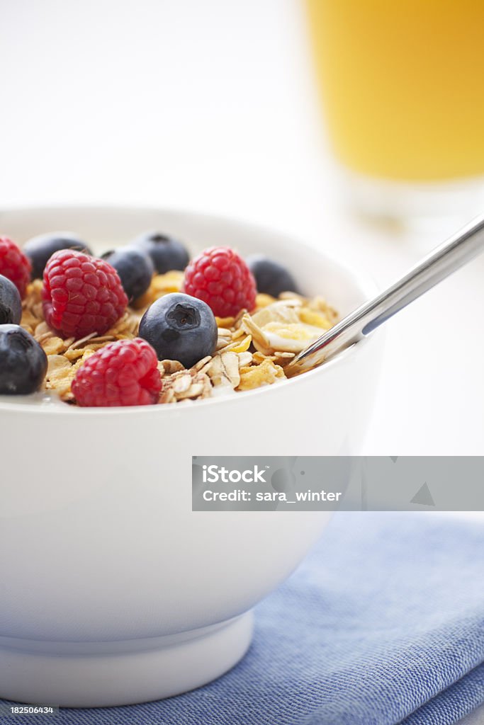 Zdrowe śniadanie z musli i świeże owoce i Sok pomarańczowy - Zbiór zdjęć royalty-free (Jogurt)