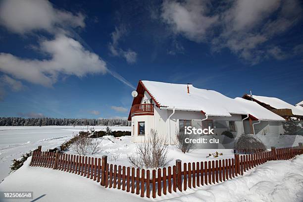 German Haus Im Winter Landschaft Und Blauem Himmel Stockfoto und mehr Bilder von Dach - Dach, Schnee, Abenteuer