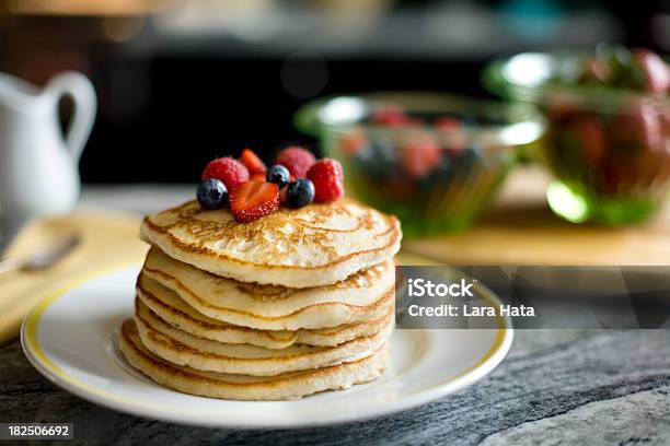 Foto de Pilha De Panquecas e mais fotos de stock de Leitelho - Leitelho, Panqueca, Balcão de bar