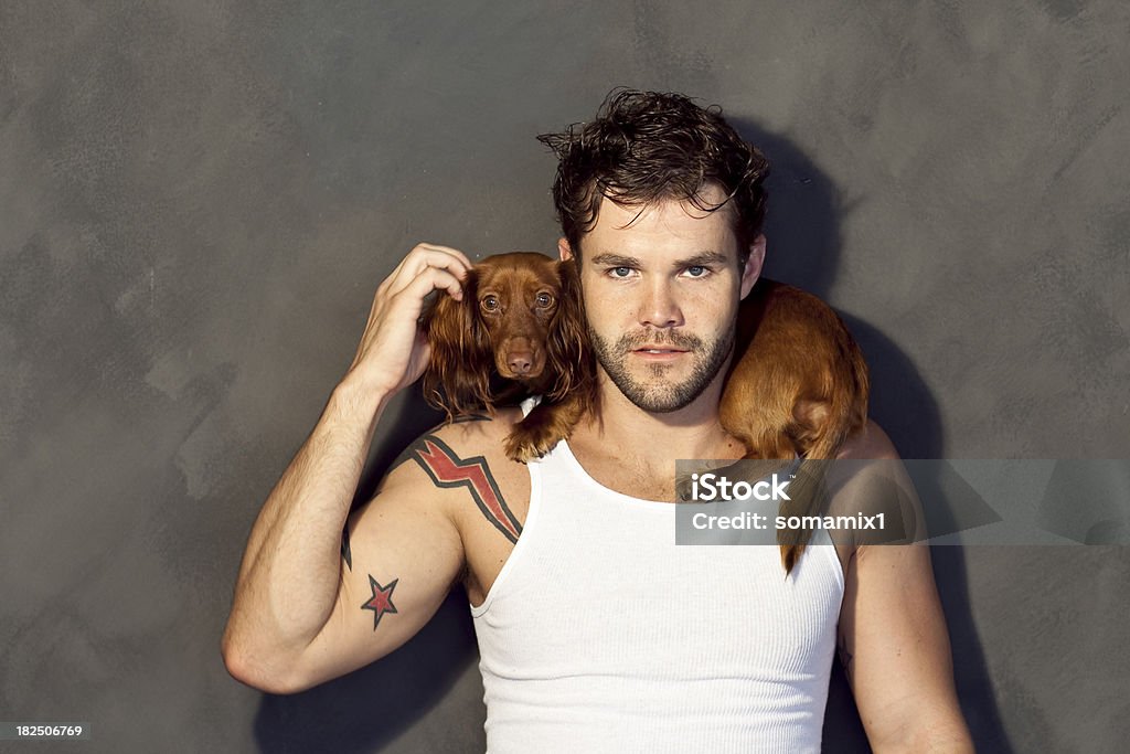 Uomo con cane intorno al collo - Foto stock royalty-free di A petto nudo