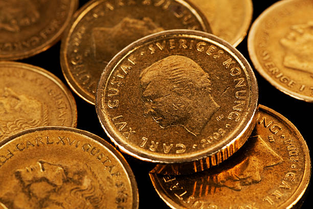 スウェーデンゴールドのコイン - tio krona ストックフォトと画像