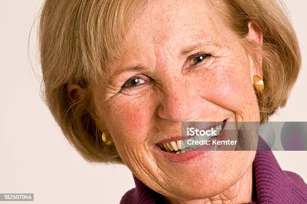 Mujer Mayor Foto de stock y más banco de imágenes de 60-69 años - 60-69 años, 70-79 años, Adulto