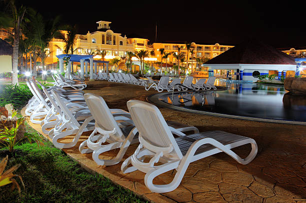 resort moderno di notte - motel swimming pool resort swimming pool tourist resort foto e immagini stock